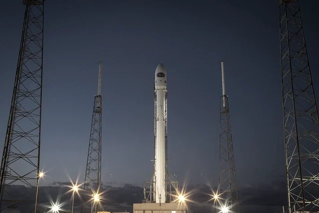 발사대에 서 있는 발사체와 지상 설비. 사진: SpaceX.